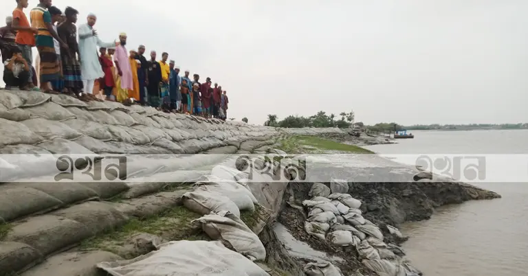 কপোতাক্ষের বেড়িবাঁধের পাশে এলাকাবাসীর অবস্থান